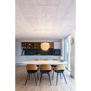 Weiße FibroTech Akustikplatten an einer Decke in einer modernen Küche. Verbessert Raumakustik und Design.