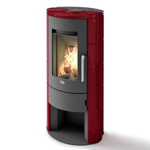 Roter Blaze Kaminofen Marica 7 kW mit Holzfeuer im Brennraum.