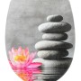Wenko WC-Sitz Water Lily mit Relief: Thermoplast WC-Deckel mit Lotusblüte und Steinturm Motiv.