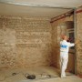 Ein Mann montiert ein Knauf CW-Profil (50x50) an einer Wand. Ständerwerk für den Innenausbau.