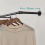 Schwarze Songmics Kleiderstange zur Wandbefestigung mit Kleidung an Holzbügeln.