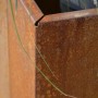 Detailaufnahme: Eleo Hochbeet Monterosso aus Cortenstahl mit Rostpatina, 90x135x68 cm.