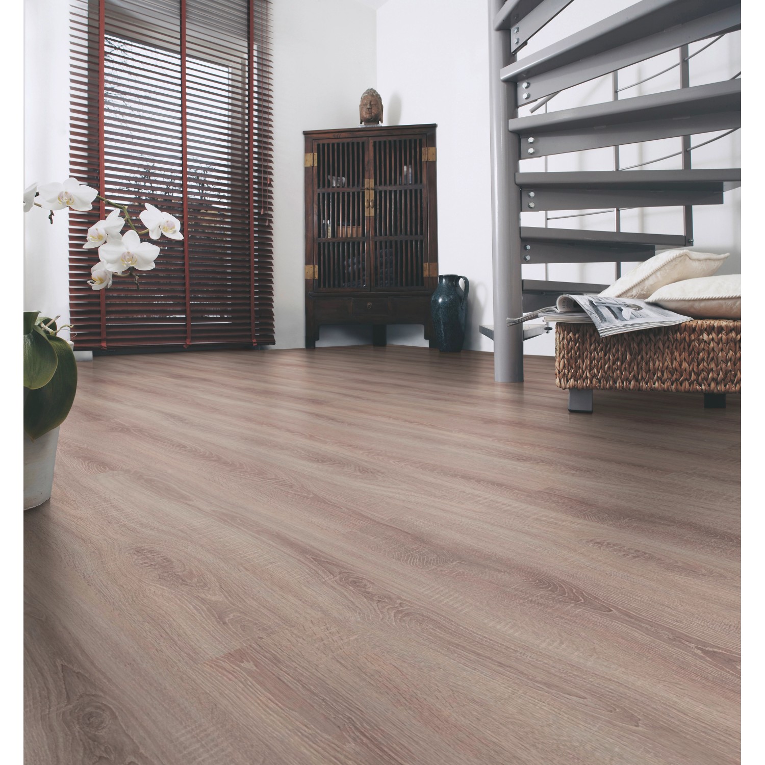 Heller Laminatboden in Eiche Altholzstruktur, verlegt in einem Wohnraum.