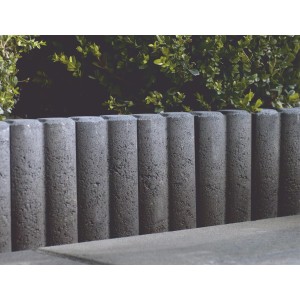 Graue Duopal Doppelpalisade aus Beton zur Beet- und Wegeinfassung.