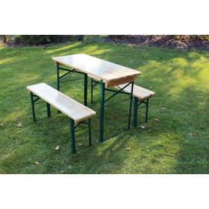 Kleine Bierzeltgarnitur für Balkon/Terrasse mit 60 cm Tischbreite auf Rasen.