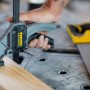 Stanley FatMax Werkbank: Hand fixiert Holzstück mit einer Schraubzwinge auf der Werkbank.
