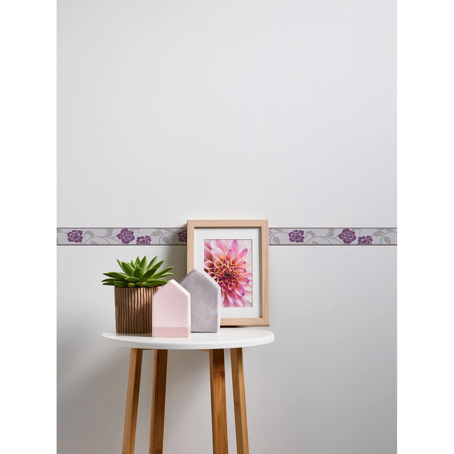 Selbstklebende A.S. Création Borte mit Blumenmuster in Violett-Grau, 5 m x 5 cm.