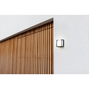 Quadratische Lutec LED-Außenwandleuchte Qubo klein, montiert an weißer Wand.