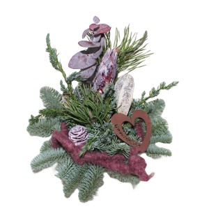 Grabschale mit Protea und Nobilistanne, brombeerfarbenes Arrangement mit Herz für Gedenktage.