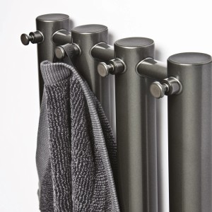 Nordholm Designheizkörper Mosel, 350 W, Anthrazit mit Handtuch.