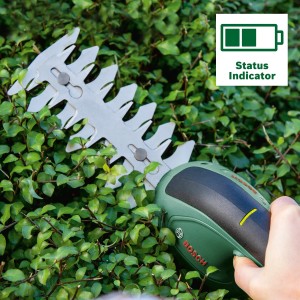 Bosch EasyShear Akku-Gras- und Strauchschere im Einsatz an einer Hecke.