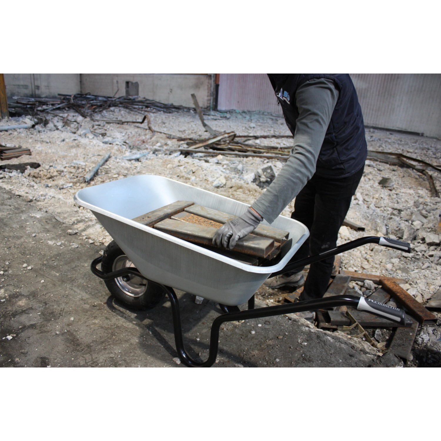 Haemmerlin Einrad-Schubkarre, verzinkte Mulde mit Holz beladen, 120 l Volumen, 200 kg Traglast.