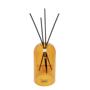 Schöner Wohnen Raumduft Vanilla im honigfarbenen Glas mit schwarzen Duftstäbchen.