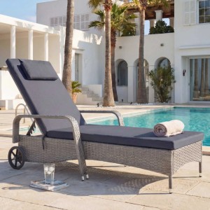 Graue Poly-Rattan Sonnenliege mit dunklen Kissen und verstellbarer Rückenlehne.
