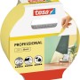 Tesa Malerband Professional, 25 m x 38 mm, aufgerollt in Verpackung mit Anwendungsbeispiel.