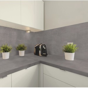 Kaindl Arbeitsplatte Beton Art Pearlgrey in Küche mit Deko und Kaffeemaschine.