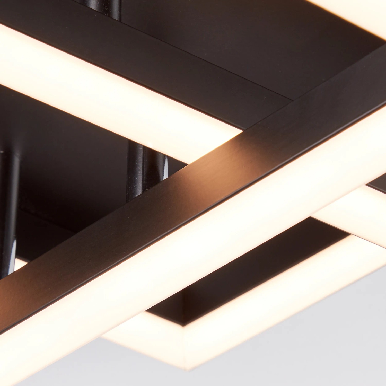 Moderne, schwarze LED-Deckenleuchte Kjorn mit 3 Leuchtarmen für Innenräume.