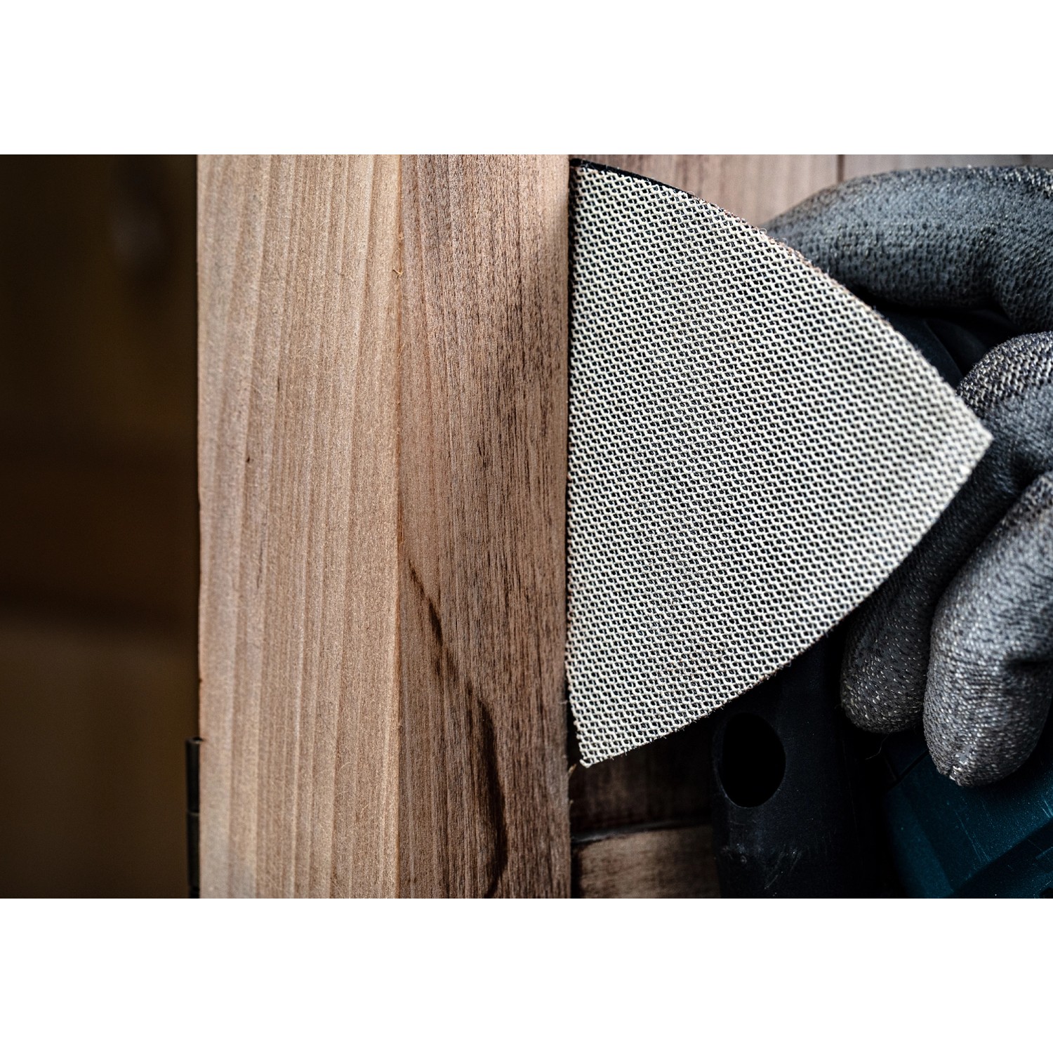 Bosch Expert Schleifblatt C470 K100 im Einsatz auf Holz mit Deltaschleifer.