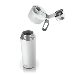 Weiße Ninja Thirsti Trinkflasche (700 ml) mit offenem Deckel. Ideal für kalte Getränke.