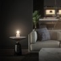 Beige Brilo Tischleuchte Tubo Keramik auf Tisch neben Sofa. Design-Tischlampe für Wohnraum.
