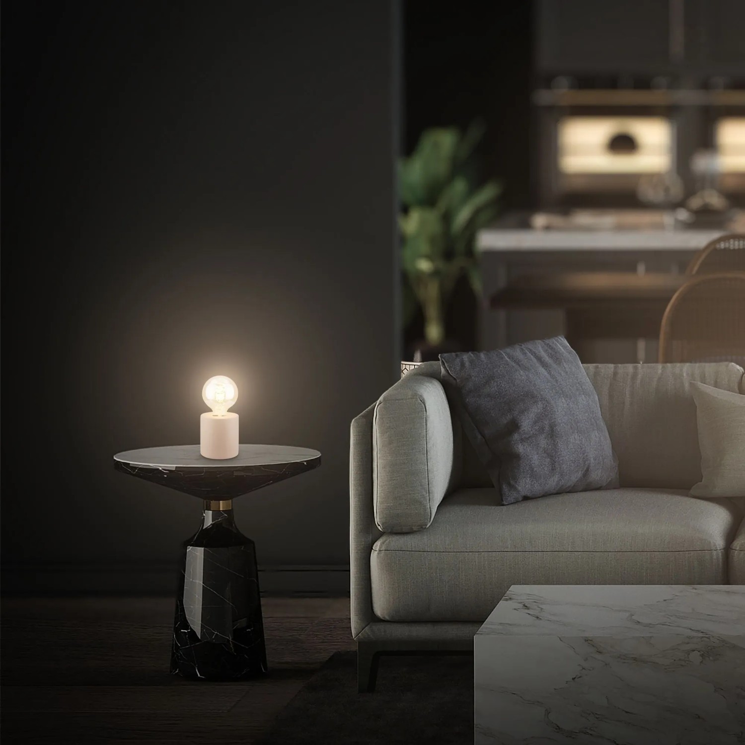 Beige Brilo Tischleuchte Tubo Keramik auf Tisch neben Sofa. Design-Tischlampe für Wohnraum.