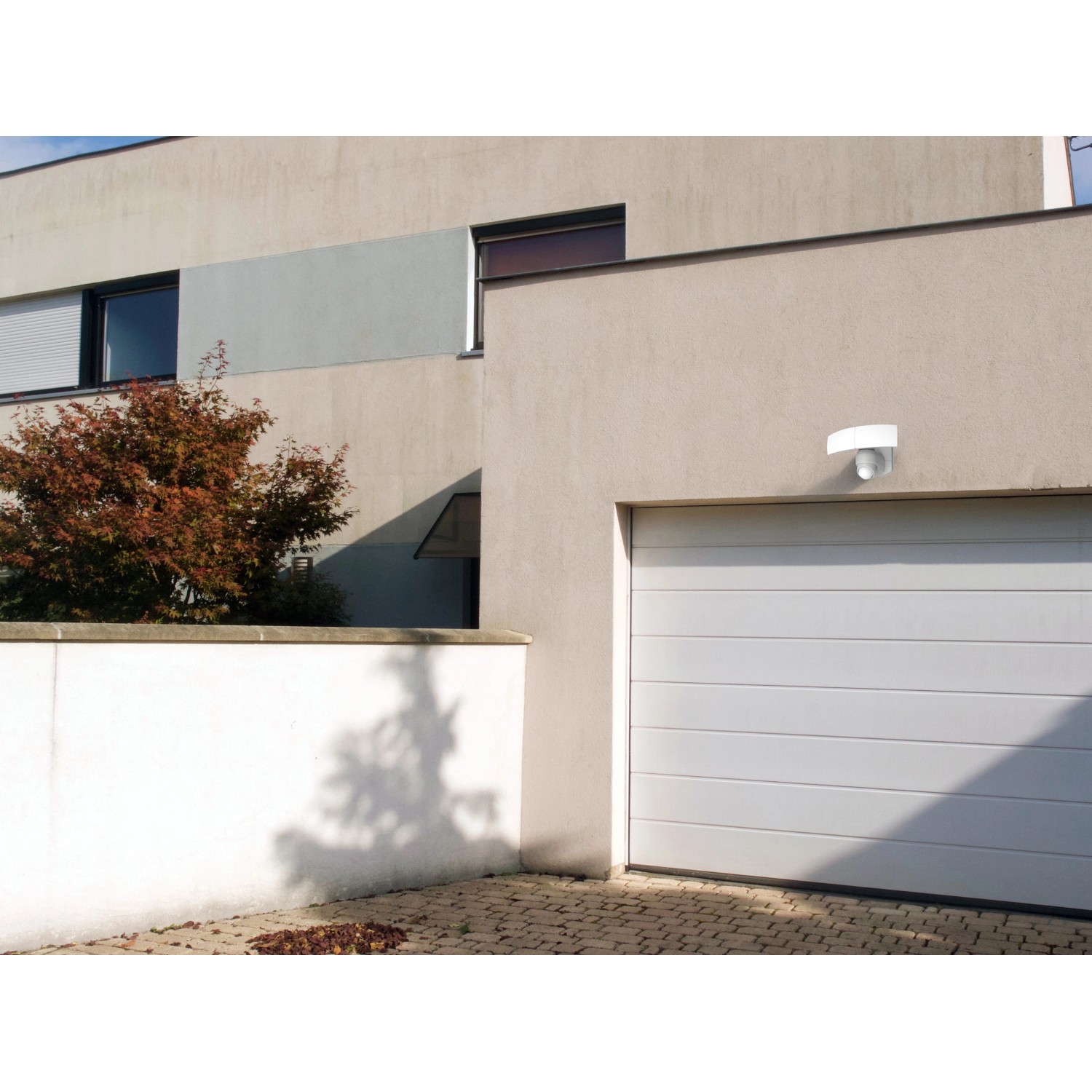 Lutec LED-Außenstrahler Arc mit zwei schwenkbaren Köpfen an Hauswand.