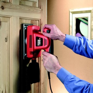 Black+Decker Schwingschleifer KA274EKA in Nutzung an einer Holztür.