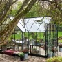 Halls Gewächshaus Garden Room, 12,9 m², grüne Aluminiumstruktur mit Sicherheitsglas im Garten.