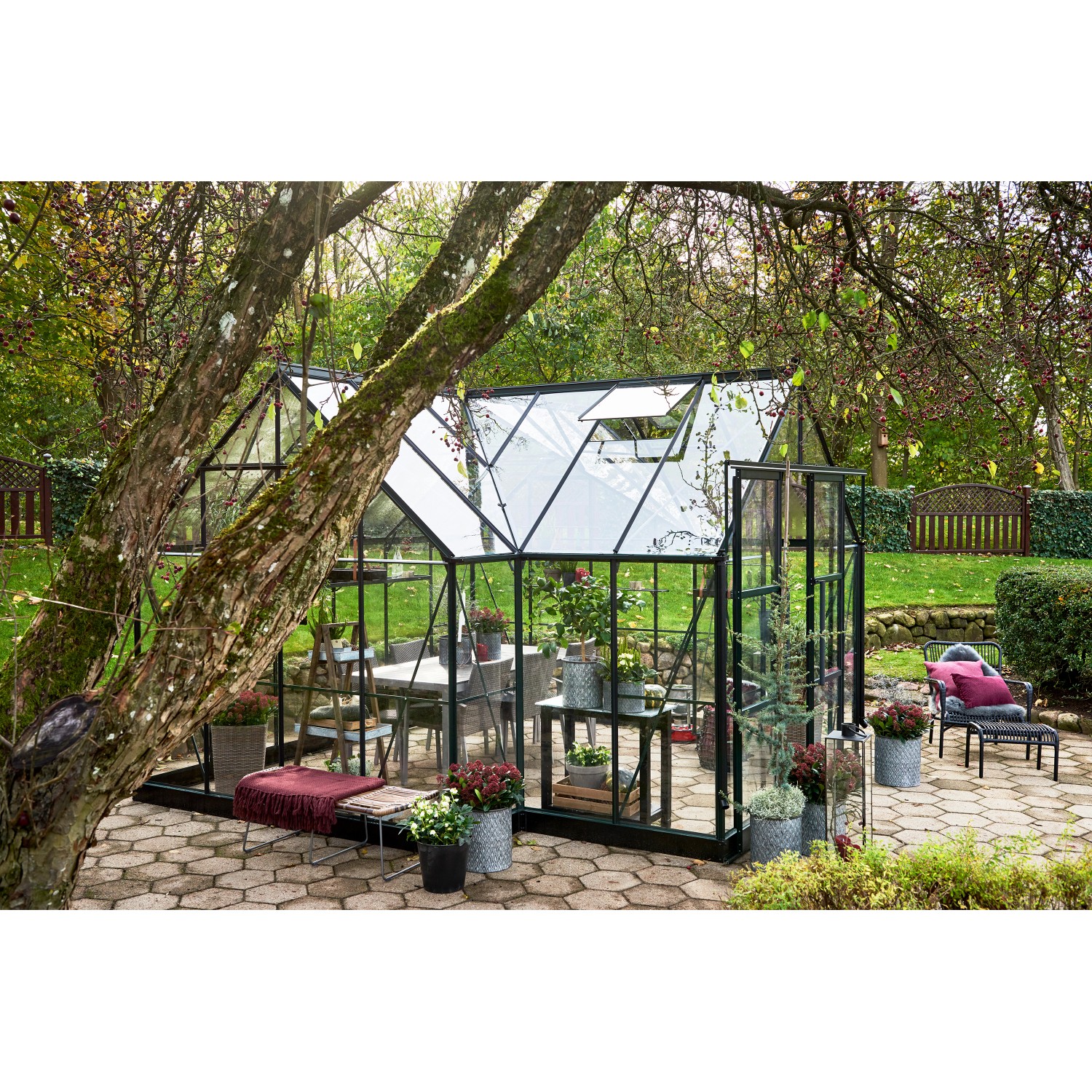 Halls Gewächshaus Garden Room, 12,9 m², grüne Aluminiumstruktur mit Sicherheitsglas im Garten.