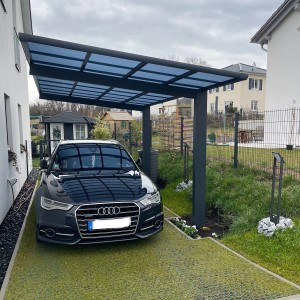 Ximax Einzelcarport Wing, anthrazit mit Welldach. Auto steht darunter. Stabil, modern und langlebig.