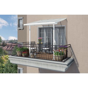 Weißes Palram Terrassendach Sierra 230x230 cm am Balkon montiert.