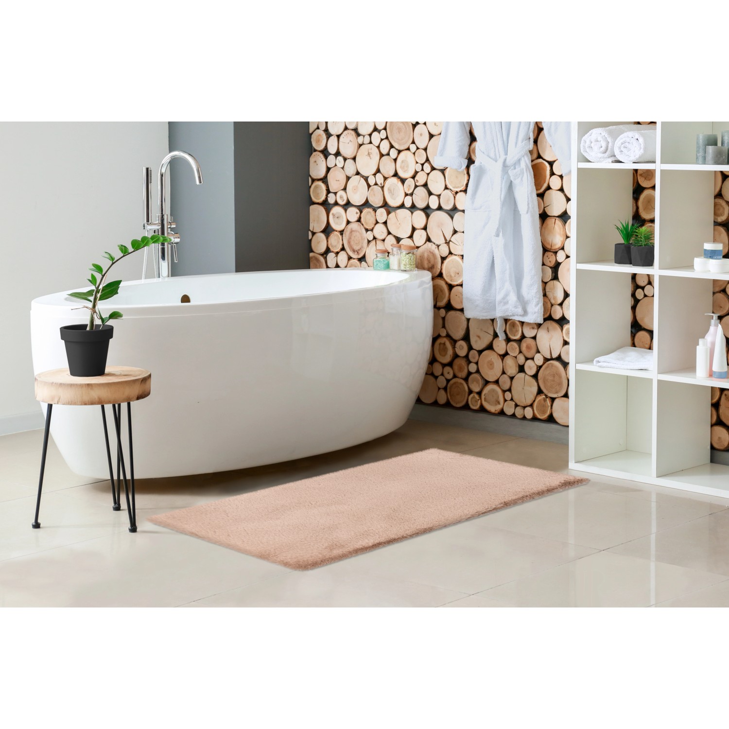Lalee Badteppich Heaven, 40x60 cm, Taupe, im Badezimmer mit Badewanne und Dekoration.