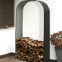 Floraworld Kaminholzregal Rundbogen, anthrazit, mit Holz gefüllt. Stabil und wetterfest.