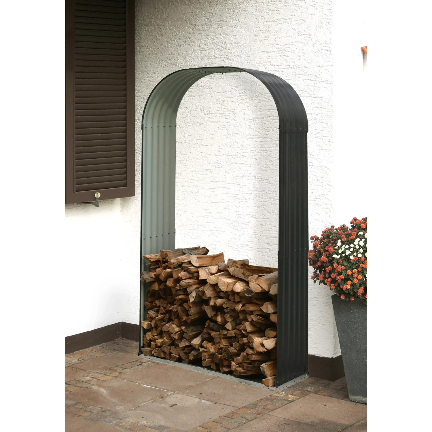 Floraworld Kaminholzregal Rundbogen, anthrazit, mit Holz gefüllt. Stabil und wetterfest.