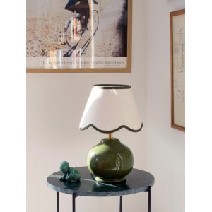 PR Home Nell Tischleuchte mit grünem Keramikfuß und weißem Leinen-Schirm mit Wellenrand. Handgefertigtes skandinavisches Design.
