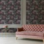 A.S. Création Vliestapete Rosen Grau-Rosa im Raum mit Sofa. Dekorative Tapete mit Blumenmuster.