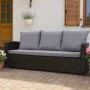 Graues Gartenkissen-Set für ein 2-Sitzer Polyrattan-Sofa im Garten.