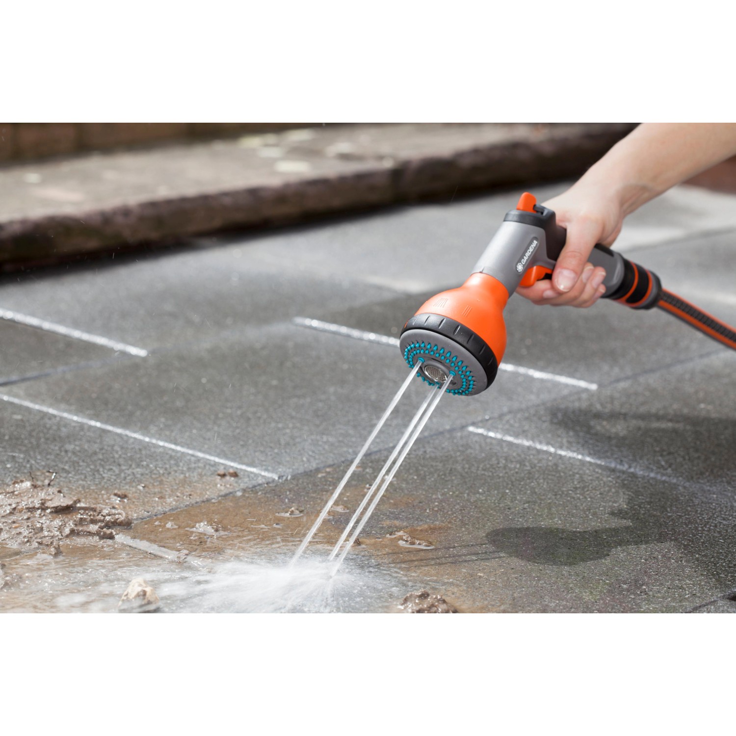 Gardena Classic Multibrause in Aktion: Bewässerung mit klarem Wasserstrahl. Ideal für Garten & Reinigung.