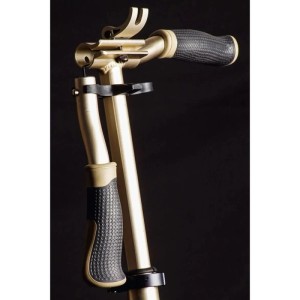 Six Degrees Aluminium Scooter: Goldener Lenker mit schwarzen ergonomischen Griffen und Klappmechanismus. Höhenverstellbar.