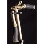 Goldener Aluminium Scooter: Lenker mit schwarzen Griffen und Klappmechanismus. Höhenverstellbar. Sport & Fitness.