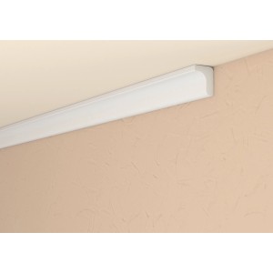 Weißes Decosa Zierprofil XZL01 (2 m) an Decke und Wand.