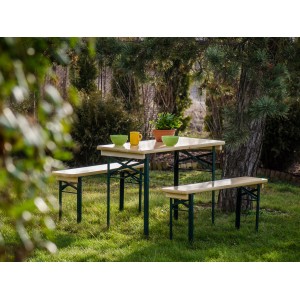 Bierzeltgarnitur für Balkon und Terrasse mit klappbarem Tisch und Bänken im Garten.