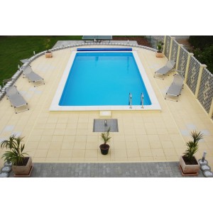 Steinbach Styropor Pool-Set Eco mit blauem Wasser, Leiter und umlaufender Terrasse.