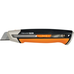 Fiskars CarbonMax™ Abbrechklingenmesser, 25 mm, mit orangefarbenem Griff und ausfahrbarer Klinge.