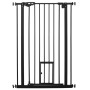 Schwarzes PawHut Türschutzgitter aus Metall mit integrierter Katzenklappe und Schließautomatik, verstellbar 74-80 cm.