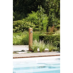 Garantia Wood Wasserzapfsäule Lightwood im Garten mit Chromhahn und Holzoptik.