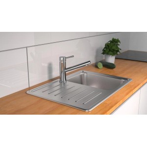 Schütte Spültischarmatur Unicorn Chrom mit Auslauf auf Spüle montiert.