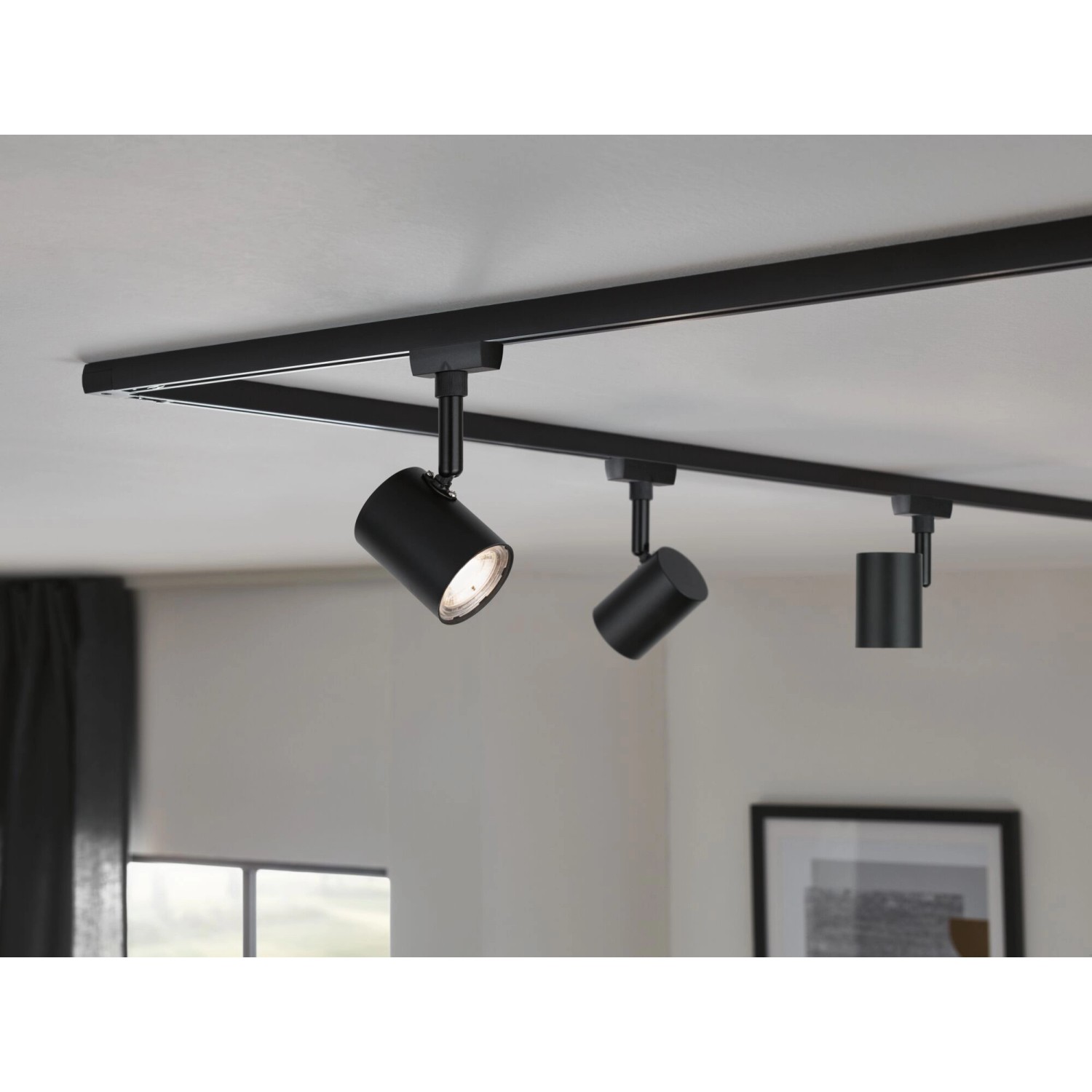 Schienensystem: Paulmann Urail LED Spot Limba, schwarz matt, mit drei Strahlern an der Decke.