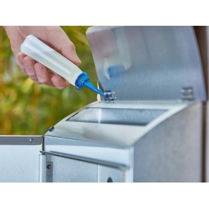 Anwendung von LUX Haushaltsöl Classic (100ml) auf Metalloberfläche. Öl für Fahrräder, Nähmaschinen und Modellautos.