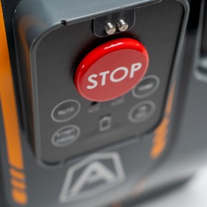 Detailaufnahme des Ambrogio Zeta R Mähroboters: roter Stoppknopf und Bedienelemente.
